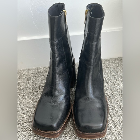 OUT OF STOCK ASOS DESIGN Wide Fit Region leather mid-heel boots in black - Picture 4 of 6